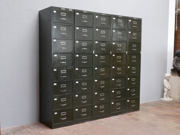Schrägansicht des Otto Brückner Schubladenschranks mit stabilem Stahlkorpus und zahlreichen Metallschubladen.