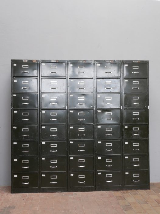 Frontansicht des originalen Otto Brückner Schubladenschranks mit originalen Metallgriffen und Beschriftungsfeldern.