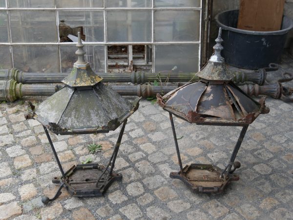 Beide originalen Gründerzeit-Laternen nach der Bergung nebeneinander aufgestellt. Die Aufnahme zeigt den vollständigen Lieferumfang des seltenen Paares.