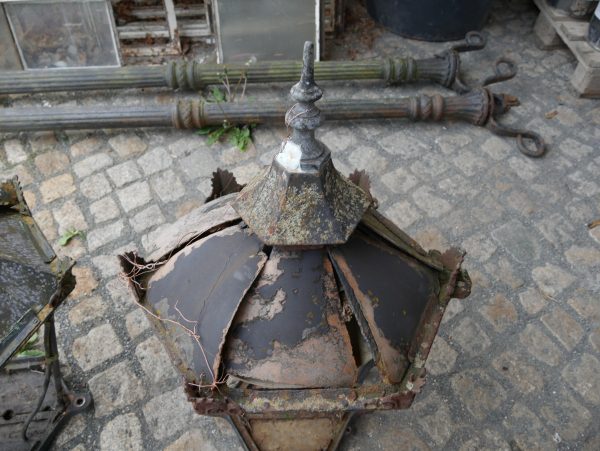 Detailaufnahme des konischen Laternen­daches mit originalem Blech und schöner historischer Oberfläche.