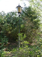 Hauptansicht eines seltenen Paares originaler gusseiserner Laternen bzw. Kandelaber aus der Gründerzeit um 1880. Die schlank konischen Gartenlaternen stehen noch an ihrem historischen Standort und zeigen ihre wunderschöne originale Patina, vollständige Verglasung und den authentischen Erhaltungszustand.
