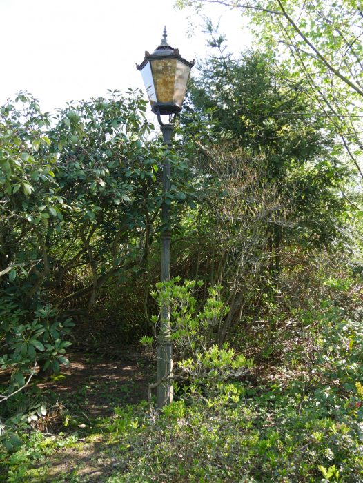 Hauptansicht eines seltenen Paares originaler gusseiserner Laternen bzw. Kandelaber aus der Gründerzeit um 1880. Die schlank konischen Gartenlaternen stehen noch an ihrem historischen Standort und zeigen ihre wunderschöne originale Patina, vollständige Verglasung und den authentischen Erhaltungszustand.