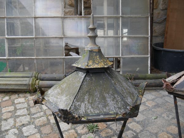 Nahaufnahme des Laternenkopfes mit Dach, originalen Glasscheiben und schöner historischer Patina des Gusseisens.