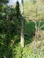 Gesamtansicht einer historischen Gartenlaterne mit vollständigem Mast und elegantem konischem Aufbau in ursprünglicher Umgebung.
