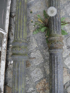 Detailaufnahme des originalen Mittelstücks der gusseisernen Gründerzeit-Laterne um 1880. Die Aufnahme zeigt das massive Verbindungselement zwischen Laternenmast und Laternenkopf mit originaler Patina, hochwertiger Gusseisenverarbeitung und authentischem Erhaltungszustand.