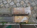 Detailaufnahme eines schweren gusseisernen Sockelelements der historischen Gartenlaternen nach der Bergung.