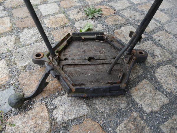 Detailaufnahme des unteren Gestells und der stabilen Tragkonstruktion des Laternenkopfes aus massivem Gusseisen.