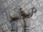Detailaufnahme der dekorativen oberen Gusseisen-Verzierungen mit geschwungenen Ornamenten und historischen Befestigungselementen.