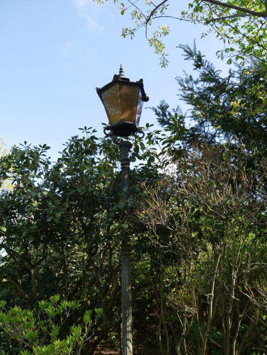 Ansicht der zweiten originalen Gründerzeit-Laterne im Garten. Gut erkennbar sind die schlanke Form und der originale Erhaltungszustand.