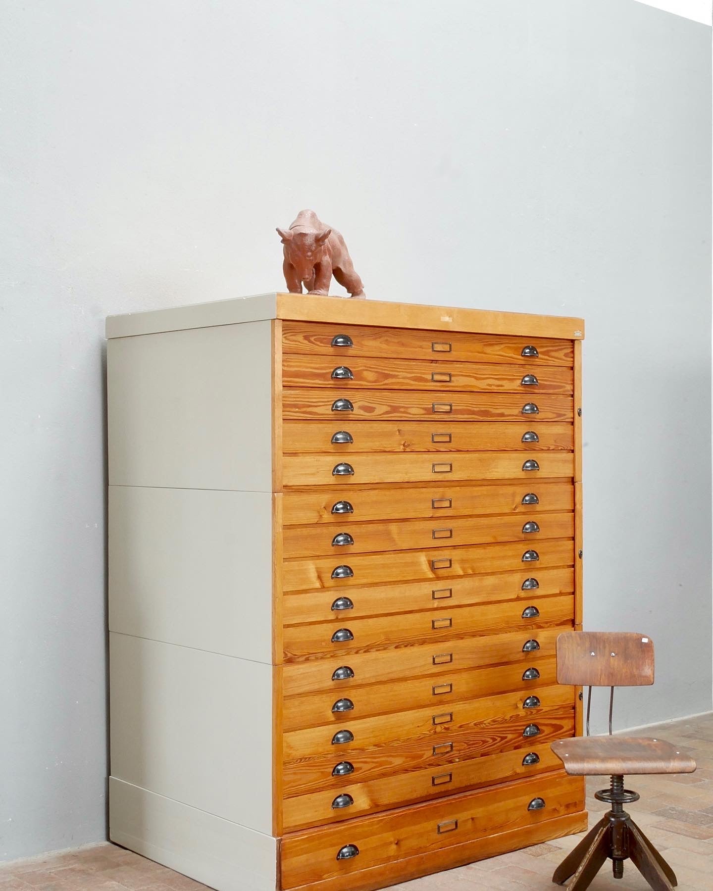Restaurierter REISS Grafikschrank im Industrie-Design mit 15 flachen Schubladen und geölten Holzfronten in der Gesamtansicht.