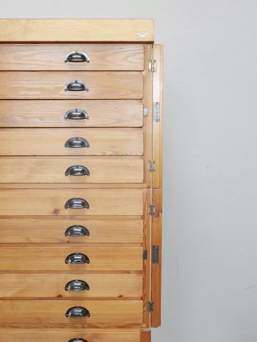 Detail der linken Schubladenreihe mit originalen Metallgriffen am REISS Grafikschrank.