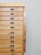 Detail der linken Schubladenreihe mit originalen Metallgriffen am REISS Grafikschrank.