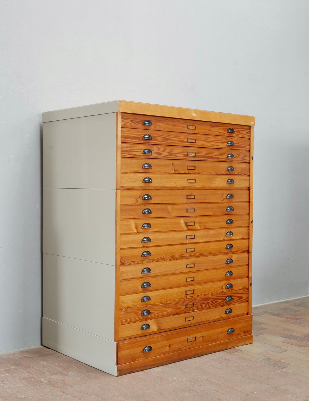 Seitenansicht des REISS Planschranks Format A0 mit restauriertem Stahlkorpus und Holzschubladen.