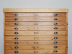 Detail der Schubladenfront mit originalen Griffen und Beschriftungsfeldern am REISS Grafikschrank.