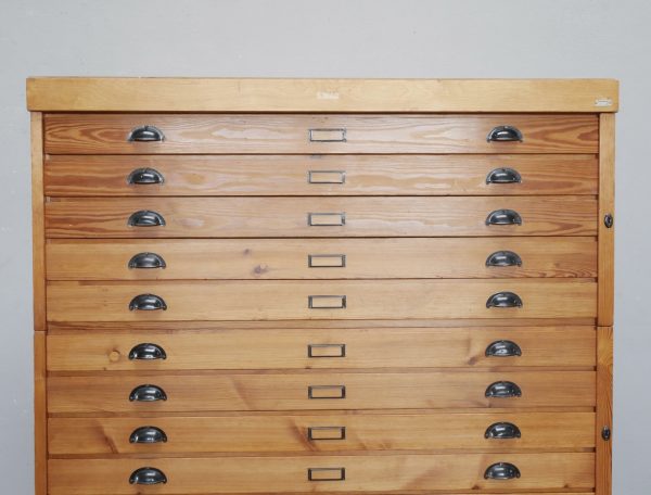 Detail der Schubladenfront mit originalen Griffen und Beschriftungsfeldern am REISS Grafikschrank.