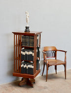 Seltenes drehbares Revolving Bookcase aus massivem Nussbaum von Hollandia H. Pander & Zonen, entstanden um 1890–1900. Das Jugendstil-Bücherkarussell zeigt vier offene Bücherfächer, einen massiven drehbaren Sockel sowie originale Messingbeschläge und bietet eine außergewöhnliche Kombination aus Funktionalität und hochwertiger Möbelkunst.
