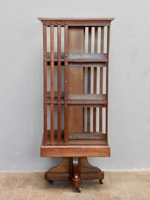 Gerade Frontansicht des drehbaren Bücherkarussells im Jugendstil. Die symmetrische Fachaufteilung, der massive Sockel und die elegante Konstruktion aus Nussbaum machen dieses originale Revolving Bookcase zu einem außergewöhnlichen Sammlerstück.
