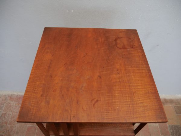 Detailaufnahme der massiven Deckplatte aus Nussbaum. Die fein gemaserte Holzoberfläche mit schöner Patina zeigt den hochwertigen Originalzustand und die sorgfältige Verarbeitung des Bücherkarussells.
