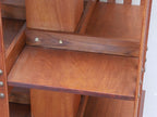 Innenansicht eines Bücherfaches des Revolving Bookcase. Sichtbar sind die originale Nussbaumoberfläche, die massive Konstruktion sowie die authentischen Gebrauchsspuren und Patina des historischen Jugendstilmöbels.
