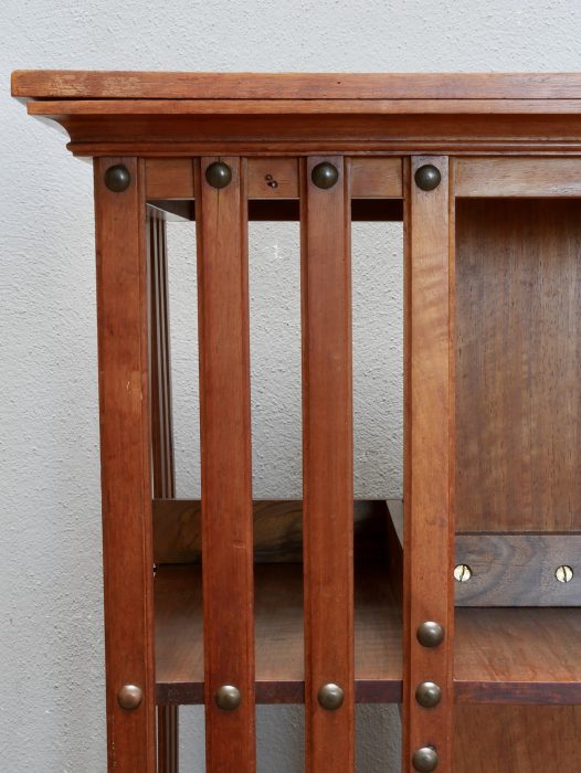 Detail der senkrechten Seitenstreben mit originalen Messingnägeln und Verschraubungen. Die hochwertige handwerkliche Ausführung unterstreicht die exklusive Qualität des Jugendstil-Bücherkarussells von Hollandia H. Pander & Zonen.

