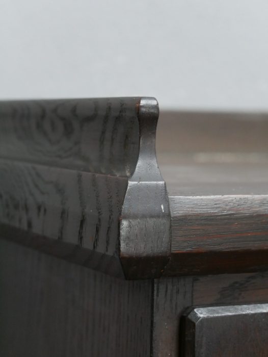Detailaufnahme der oberen Deckplatte des Buffets aus dunkel gebeizter Eiche. Die hochwertige Oberfläche und die präzise Verarbeitung unterstreichen die Hellerau-Qualität.