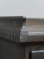 Detailaufnahme der oberen Deckplatte des Buffets aus dunkel gebeizter Eiche. Die hochwertige Oberfläche und die präzise Verarbeitung unterstreichen die Hellerau-Qualität.