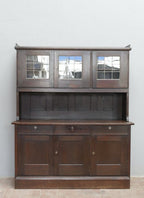 Frontalansicht des geschlossenen Buffets mit verglastem Oberteil, originalen Metallsprossen im Glas, vernickelten Beschlägen und harmonischer Jugendstilgestaltung von Richard Riemerschmid.