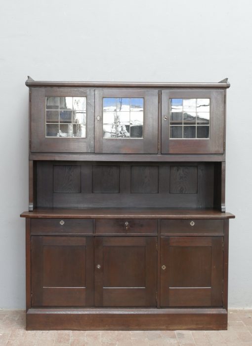 Frontalansicht des geschlossenen Buffets mit verglastem Oberteil, originalen Metallsprossen im Glas, vernickelten Beschlägen und harmonischer Jugendstilgestaltung von Richard Riemerschmid.