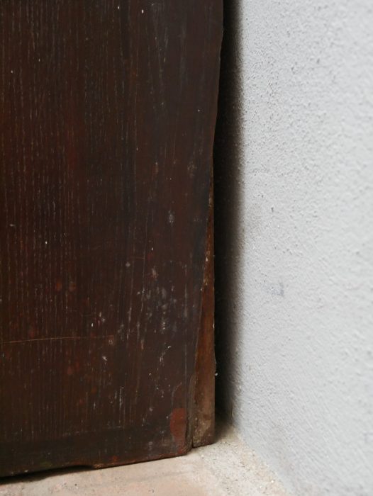 Detailaufnahme des Holzdefekts des Buffets. Die dunkel gebeizte Eichenoberfläche sind typische Gestaltungselemente des Entwurfs von Richard Riemerschmid.
