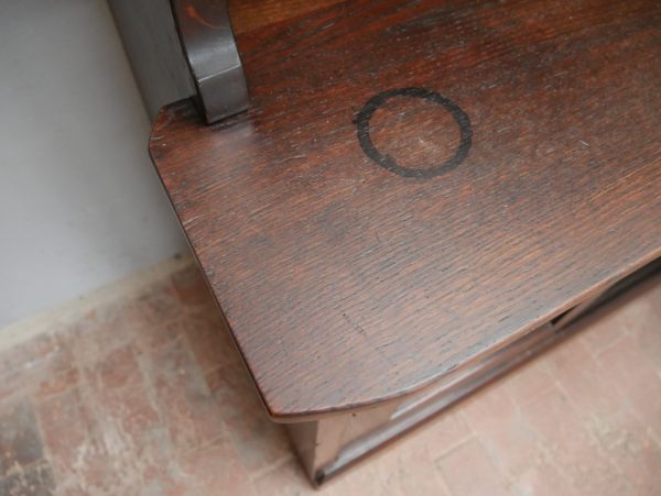 Detailaufnahme der heruntergeklappten Arbeits- bzw. Servierklappe. Die stabile Konstruktion und die hochwertige Holzoberfläche des originalen Buffets sind gut erkennbar.