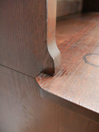 Detailaufnahme des geschwungenen Klappenträgers der Arbeitsplatte. Das funktionale Beschlagteil verbindet technische Raffinesse mit sachlichem Jugendstil-Design.