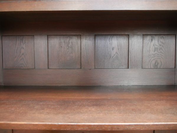 Detailaufnahme des Innenbodens im Oberteil mit originalem höhenverstellbarem Einlegeboden und sorgfältig gearbeiteter Holzkonstruktion.