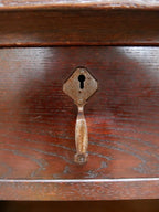 Detailaufnahme des originalen Türschlosses mit historischem Schlüsselschild und passendem Originalschlüssel des Buffets von Richard Riemerschmid.
