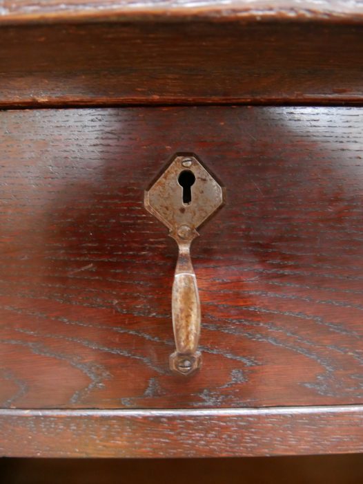 Detailaufnahme des originalen Türschlosses mit historischem Schlüsselschild und passendem Originalschlüssel des Buffets von Richard Riemerschmid.