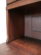 Detailaufnahme eines seitlichen Innenfachs mit sauber gearbeiteten Holzwänden und originaler Innenausstattung des historischen Buffets.