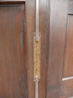 Detailaufnahme eines originalen ziselierten Stangenschlosses mit vernickelter Oberfläche. Dieses hochwertige Schloss gehört zu den besonderen Ausstattungsmerkmalen des Buffets.