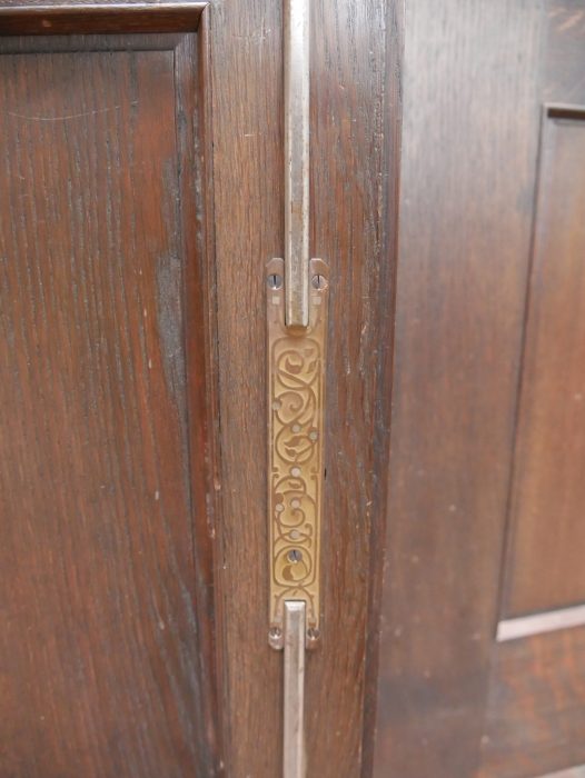 Detailaufnahme eines originalen ziselierten Stangenschlosses mit vernickelter Oberfläche. Dieses hochwertige Schloss gehört zu den besonderen Ausstattungsmerkmalen des Buffets.