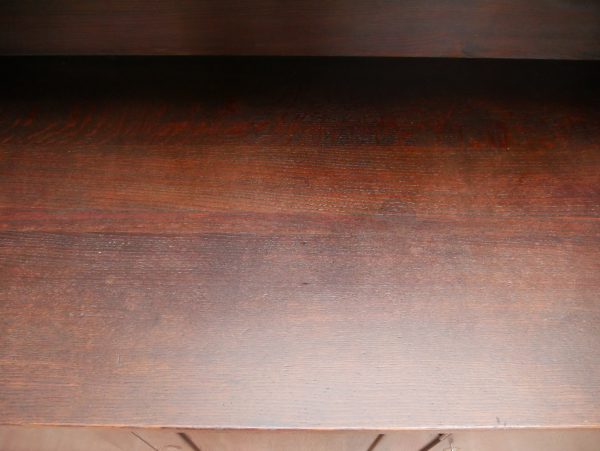 Detailaufnahme des massiven unteren Bodens im Stauraum. Sichtbar sind die hochwertige Verarbeitung und die robuste Konstruktion der Deutschen Werkstätten Hellerau.