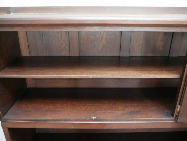 Geöffneter Innenraum des Unterteils mit großem Einlegeboden. Die Aufnahme zeigt den geräumigen Stauraum des historischen Buffets.