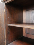 Detailaufnahme des geöffneten Unterteils mit originalem Einlegeboden und hochwertig verarbeitetem Innenraum aus dunkel gebeizter Eiche.