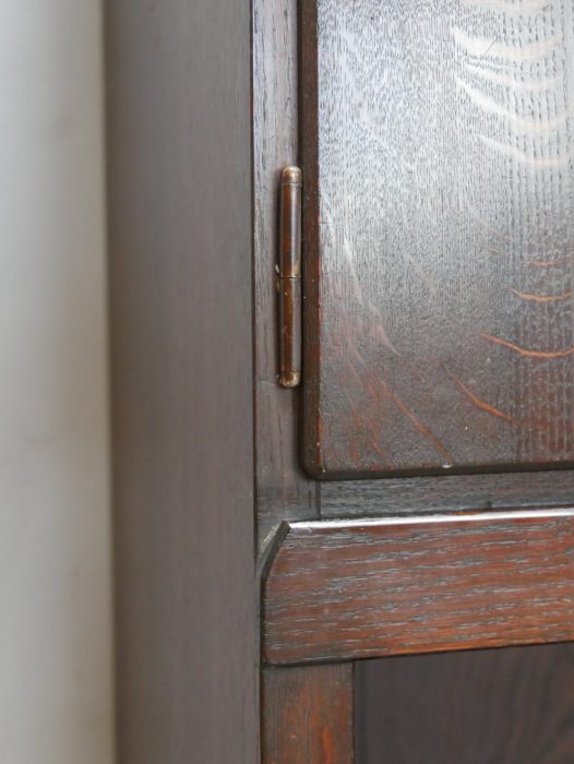 Detailaufnahme eines seltenen originalen vernickelten Möbelbeschlags. Die hochwertige Ausführung gehört zu den charakteristischen Ausstattungsmerkmalen des Buffets von Richard Riemerschmid.