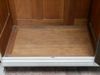 Detailaufnahme des Innenraums mit originalem Einlegeboden und hochwertiger Holzoberfläche. Die sorgfältige Innenausführung der Deutschen Werkstätten Hellerau wird sichtbar.