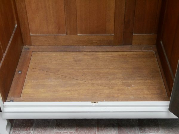 Detailaufnahme des Innenraums mit originalem Einlegeboden und hochwertiger Holzoberfläche. Die sorgfältige Innenausführung der Deutschen Werkstätten Hellerau wird sichtbar.