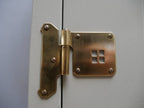 Detailaufnahme eines originalen Messingscharniers. Die hochwertige Ausführung der historischen Beschläge unterstreicht die Qualität des Jugendstil-Möbels.