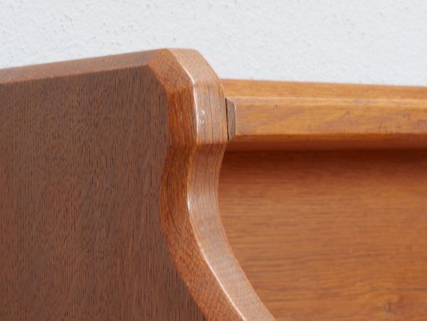 Nahaufnahme des oberen Aufsatzes mit geschwungener Seitenkontur. Das fein gearbeitete Holzelement zeigt die schlichte Eleganz und die ausgezeichnete handwerkliche Qualität des originalen Möbelstücks von 1905.