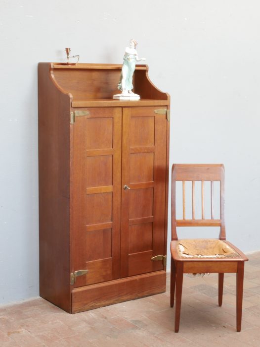 Gesamtansicht des extrem seltenen Pfeilerschranks beziehungsweise Bücherschranks von Richard Riemerschmid aus den Deutschen Werkstätten Dresden-Hellerau, gefertigt 1905 aus massiver Eiche. Das Möbel befindet sich im außergewöhnlich unberührten Originalzustand mit originalen Messingbeschlägen, originalem Stangenschloss und wunderschöner Patina.