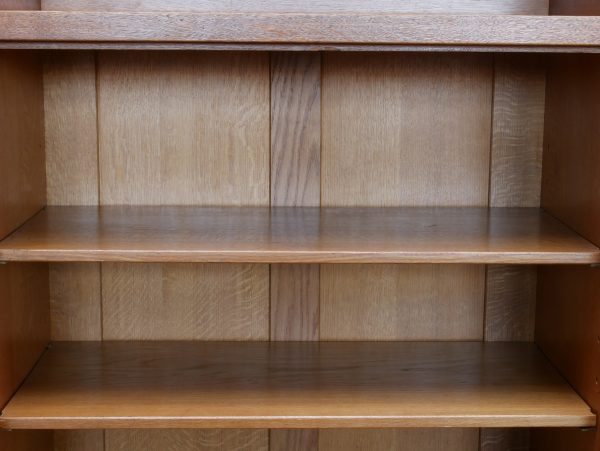 Detailansicht des geöffneten Innenraums mit den originalen höhenverstellbaren Einlegeböden. Die massive Eiche, die hochwertige Verarbeitung und der hervorragende Originalzustand machen den Bücherschrank besonders wertvoll.