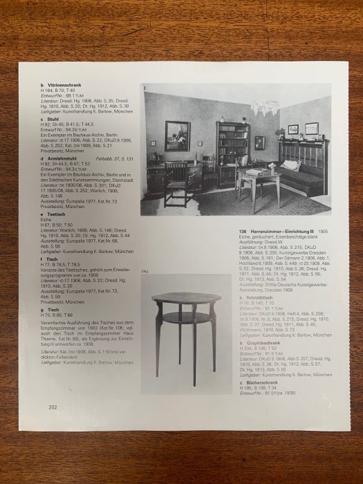 Abbildung aus dem Fachbuch Richard Riemerschmid – Vom Jugendstil zum Werkbund, welche den historischen Schreibtisch beziehungsweise das entsprechende Möbelprogramm dokumentiert und die kunsthistorische Einordnung des Originalmöbels belegt.