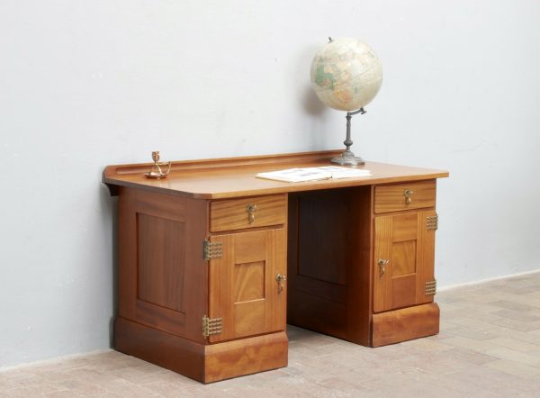 Schrägansicht von links des originalen Richard-Riemerschmid-Schreibtisches aus massivem Mahagoni. Die elegante Proportion, hochwertige Verarbeitung und der nahezu unberührte Originalzustand werden aus dieser Perspektive besonders deutlich.