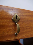 Detailaufnahme eines originalen Messingschlosses am Richard-Riemerschmid-Schreibtisch aus den Deutschen Werkstätten Dresden-Hellerau. Das historische Schloss befindet sich im authentischen Originalzustand.